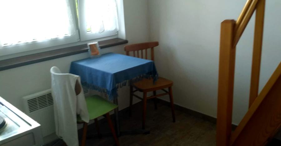 Jídelní kout u okna, vpravo schody do ložnice