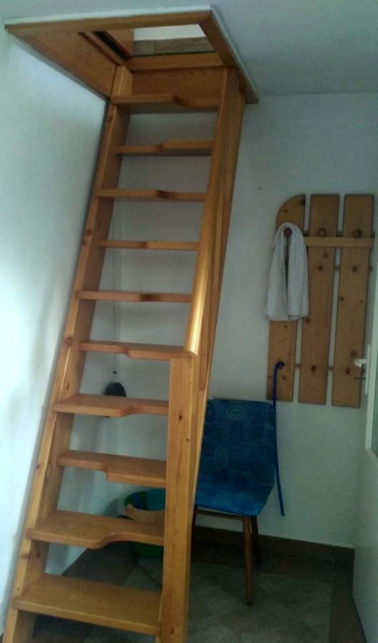 Strmé dřevěné schody do horního patra